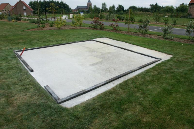 Préparation du sol avec dalle béton pour installer un abri de jardin en bois