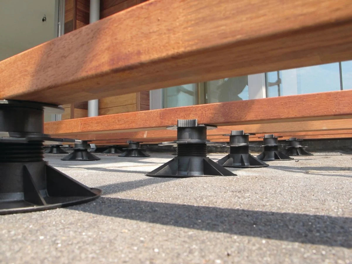 Installation de lambourdes exotiques avec plots pour terrasse sur dalle