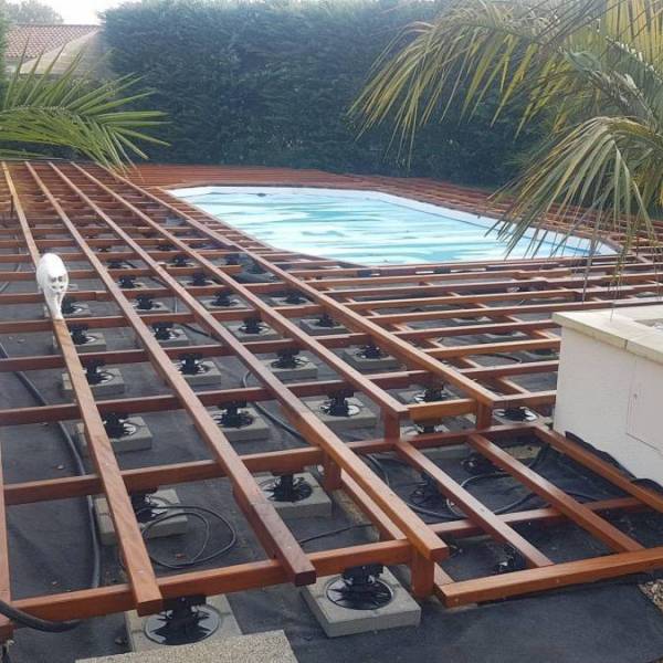 Montage complet de lambourdes exotiques pour terrasse piscine sur plots